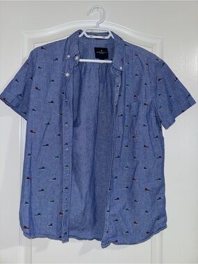 Men's Short-Sleeve Blue Button-Down Shirt With Sneaker Pattern